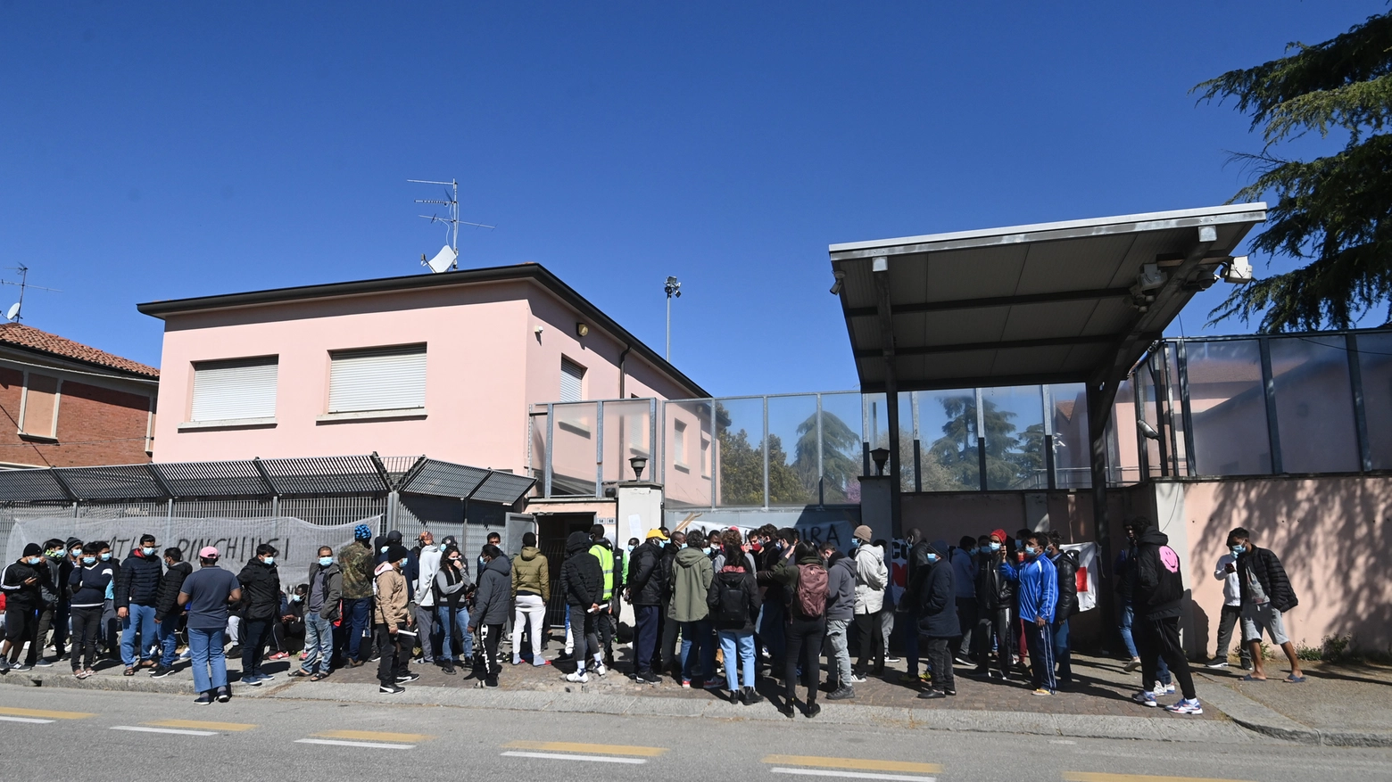 Protesta dei migranti all'hub di via Mattei a Bologna