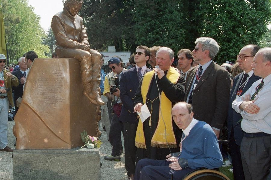 Frank Williams, in carrozzina, è all’inaugurazione del monumento a Senna