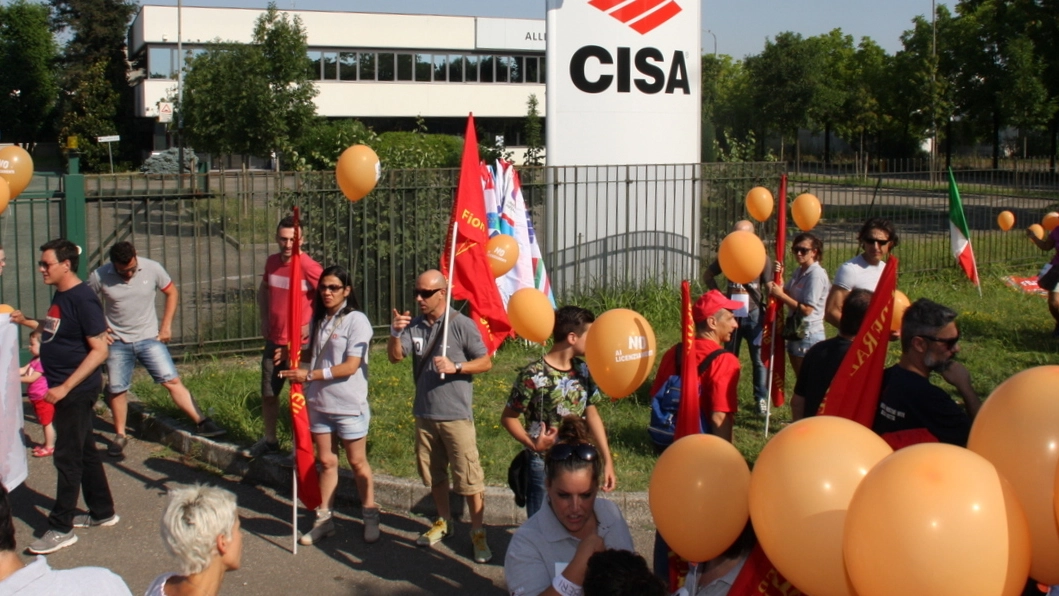 La manifestazione a sosotegno dei dipendenti della Cisa, a rischio licenziamento (Foto Veca)