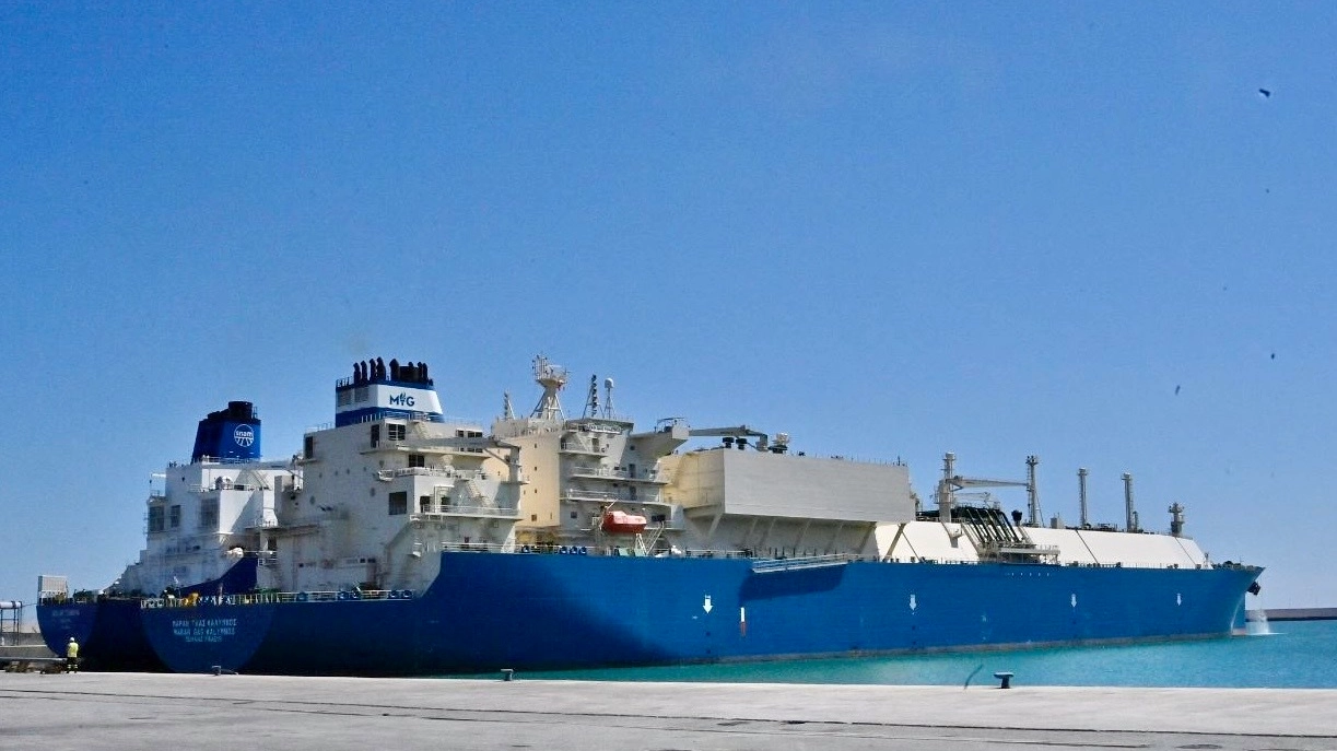 La nave rigassificatrice Golar Tundra, attualmente ormeggiata nel porto di Piombino, dove resterà solo 3 anni