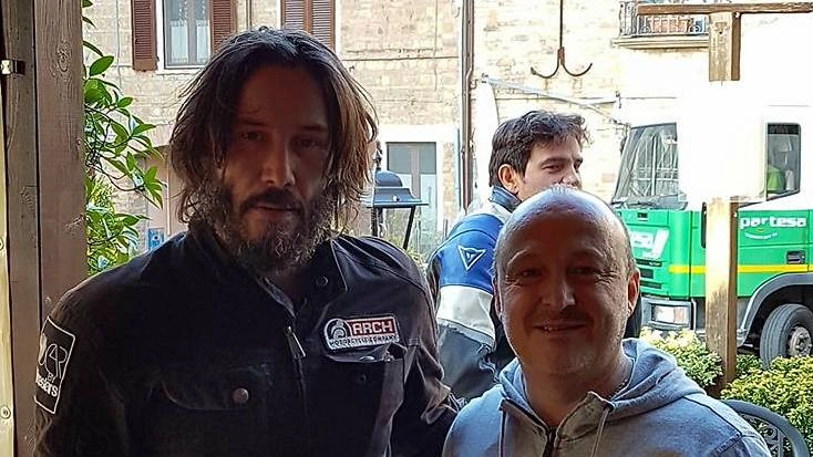 Keanu Reeves con il titolare del Bar Valbruna a Fiorenzuola di Focara, nel pesarese