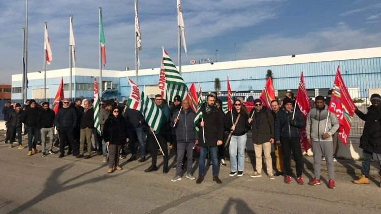 I lavoratori e i sindacati chiedono "la solidarietà della cittadinanza". Manzi e Carancini (Pd): "Serve un tavolo di confronto"