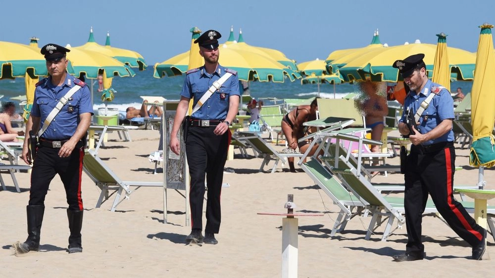 Controlli dei carabinieri in spiaggia dopo la denuncia della turista (foto Migliorini)