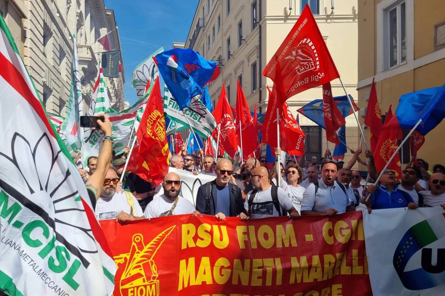 I lavoratori e le lavoratrici della Magneti Marelli di Crevalcore a Roma per l'incontro al Mimit (Foto Dire)