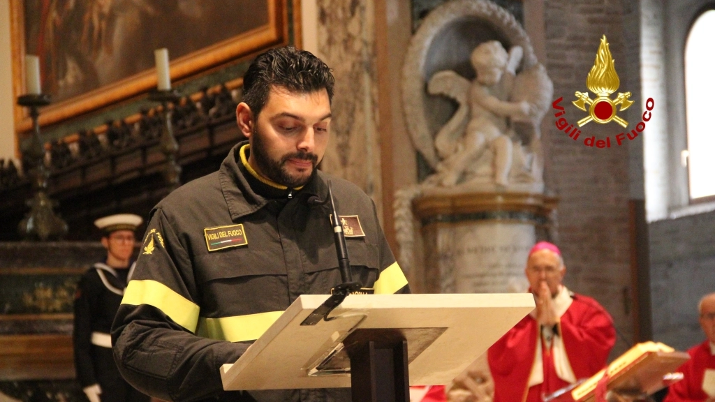 La lettura del vigile del fuoco, questa mattina, al Duomo