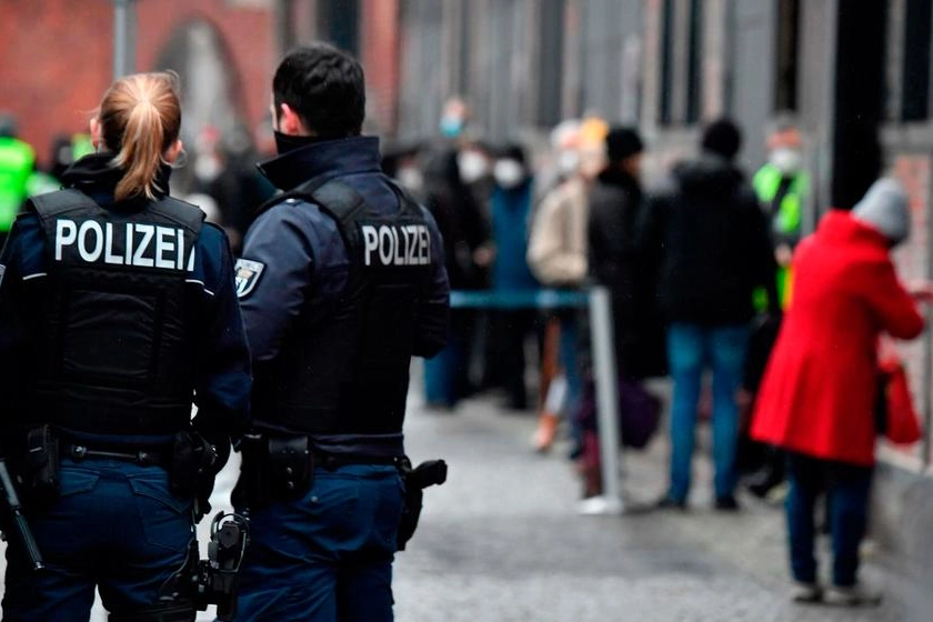 Germania, la polizia controlla la coda per le vaccinazioni (Ansa)