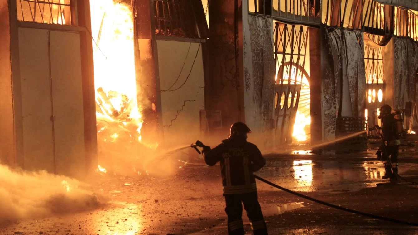 Incendio distrugge capannone della 'Longiano Imballaggi' (foto Ravaglia)