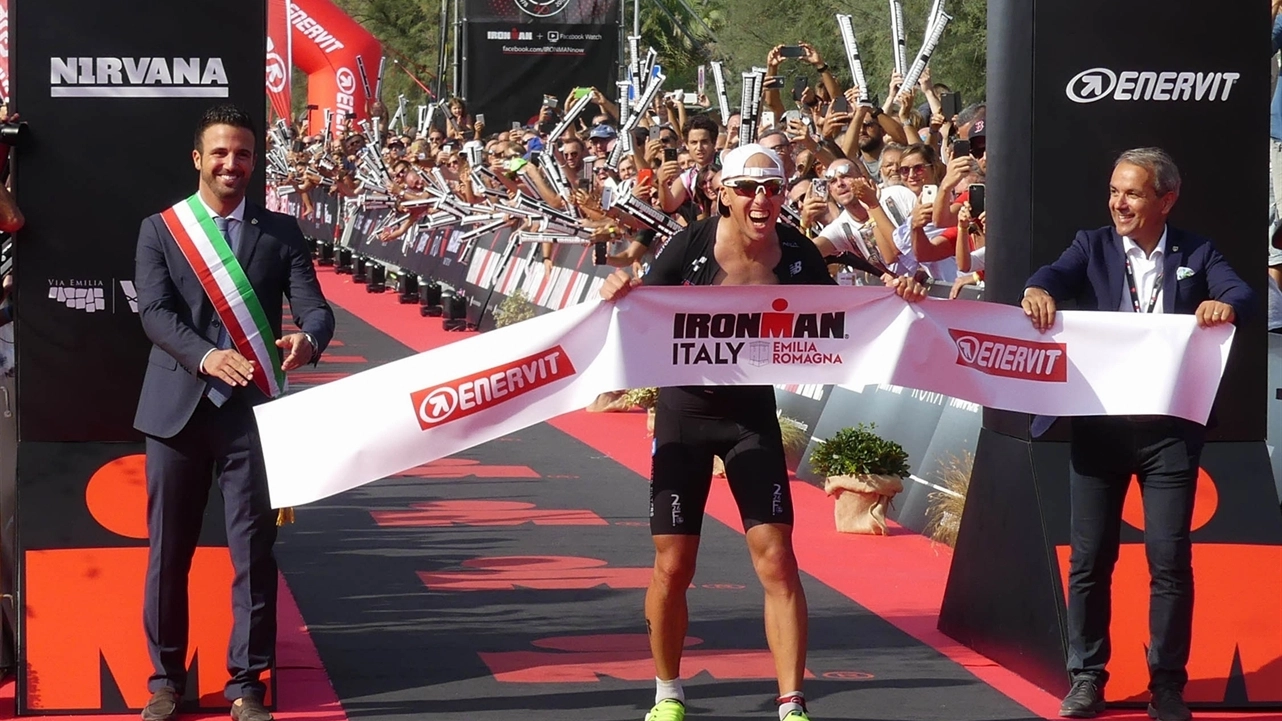 il tedesco Andi Boecherer vincitore dell'Ironman 2018 mentre taglia il traguardo di Cervia