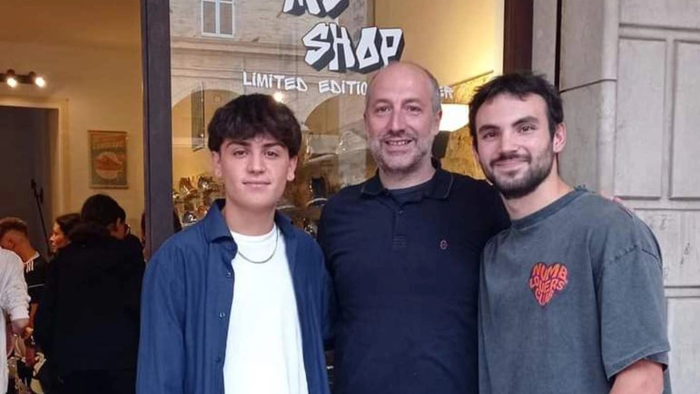 I giovani Marco Salvucci ed Emanuele Summo insieme al sindaco di Fermo Paolo Calcinaro davanti al negozio in piazza