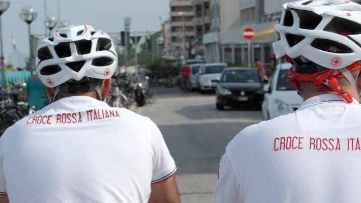 I volontari   in bici che viaggiano col defibrillatore a tracolla