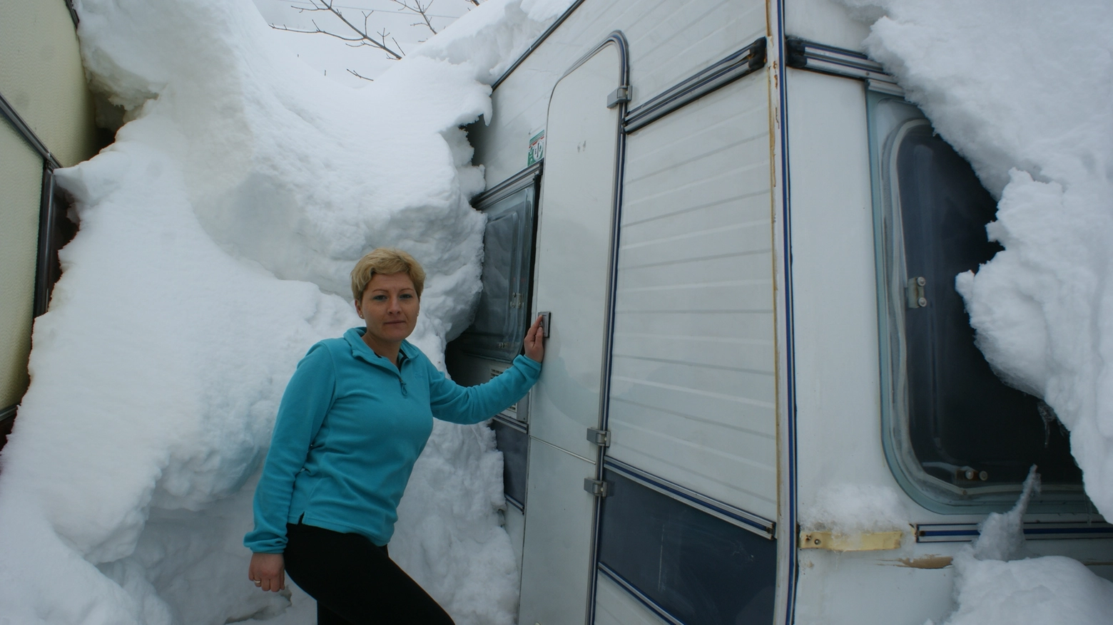 Ilenia Giori entra nella roulotte sotto la neve