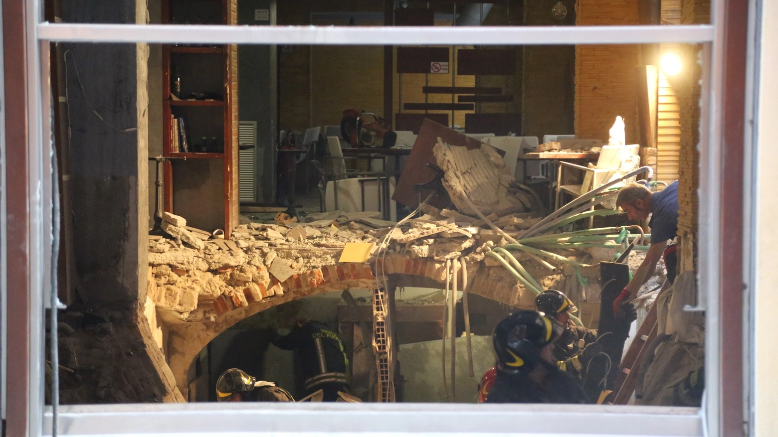 Bologna, le foto delle macerie dopo l'esplosione al ristorante Zuma (foto Schicchi)