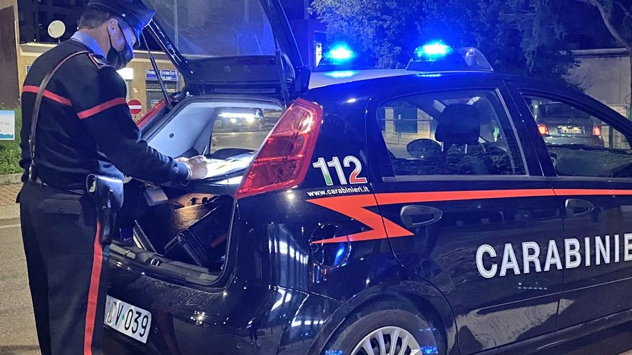 Due amici contro una coppietta  I carabinieri evitano la rissa