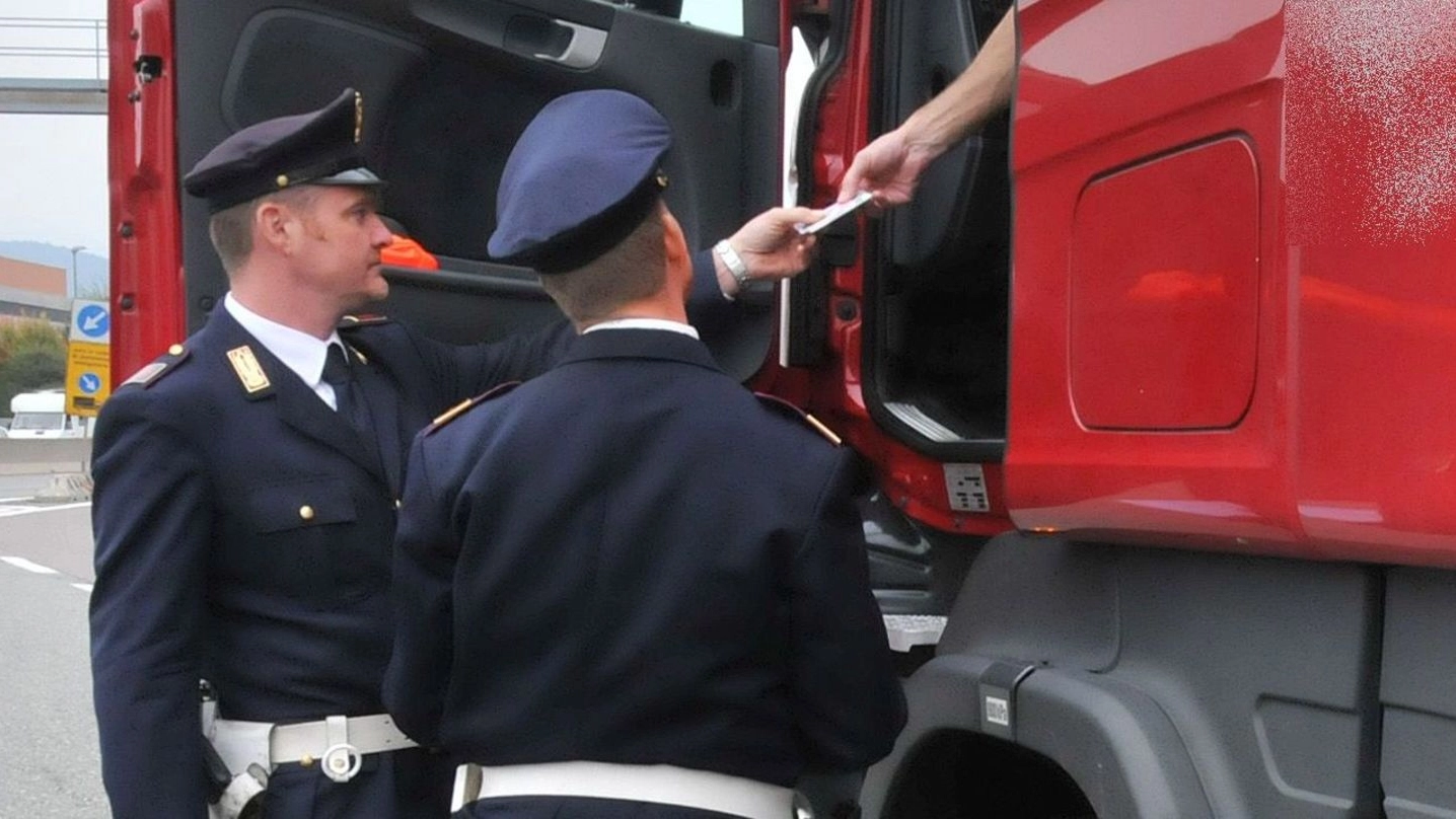 Un camion controllato dalla polizia stradale (Foto di repertorio Cusa)