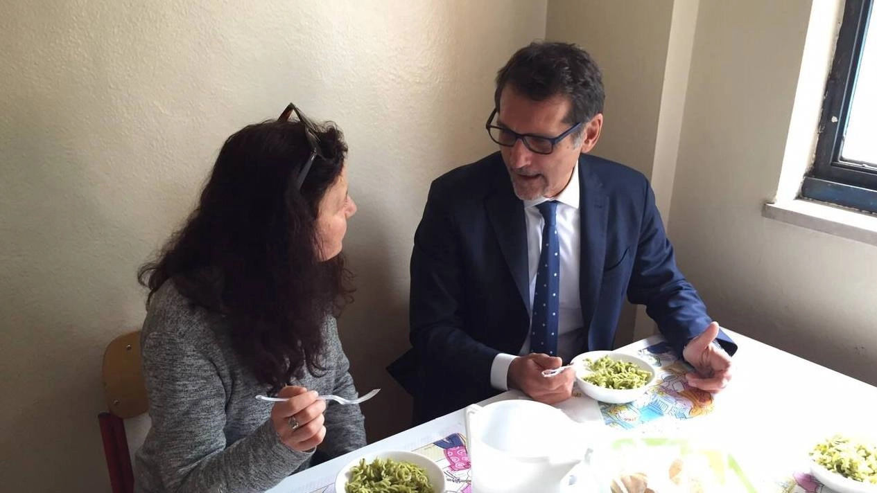 Merola e un’insegnante delle Ercolani a tavola insieme in un’immagine pubblicata dal sindaco su Facebook