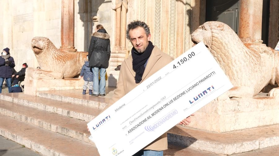 Lorenzo Lunati con l'assegno solidale consegnato all'Ail