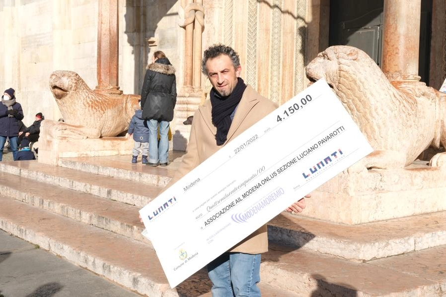Lorenzo Lunati con l'assegno solidale consegnato all'Ail