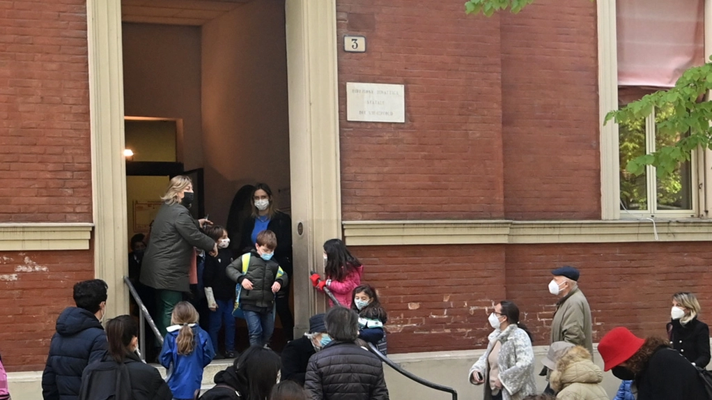 Bimbi in fila per rientrare nelle loro aule, ieri davanti alle scuole Carducci