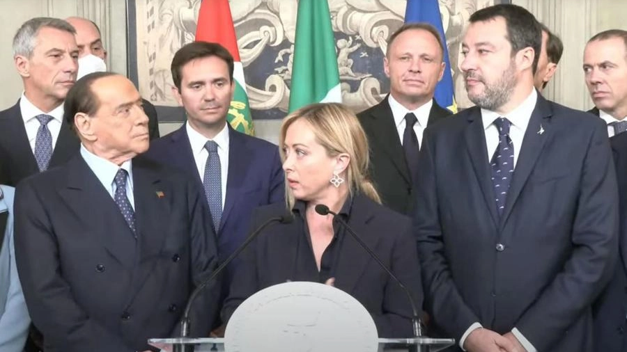 Lo sguardo di traverso tra Berlusconi e Salvini (Ansa)