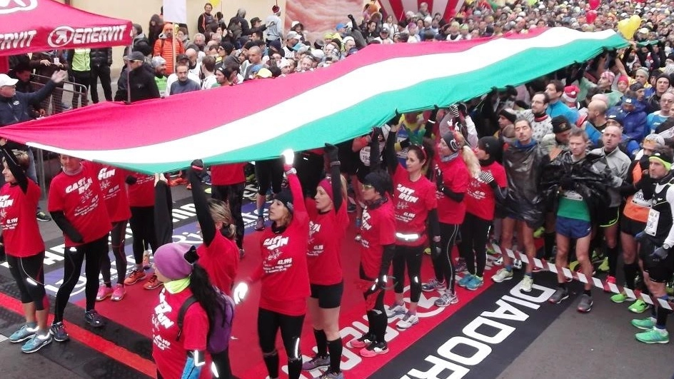 Il bandierone Tricolore alla partenza della Maratona di Reggio