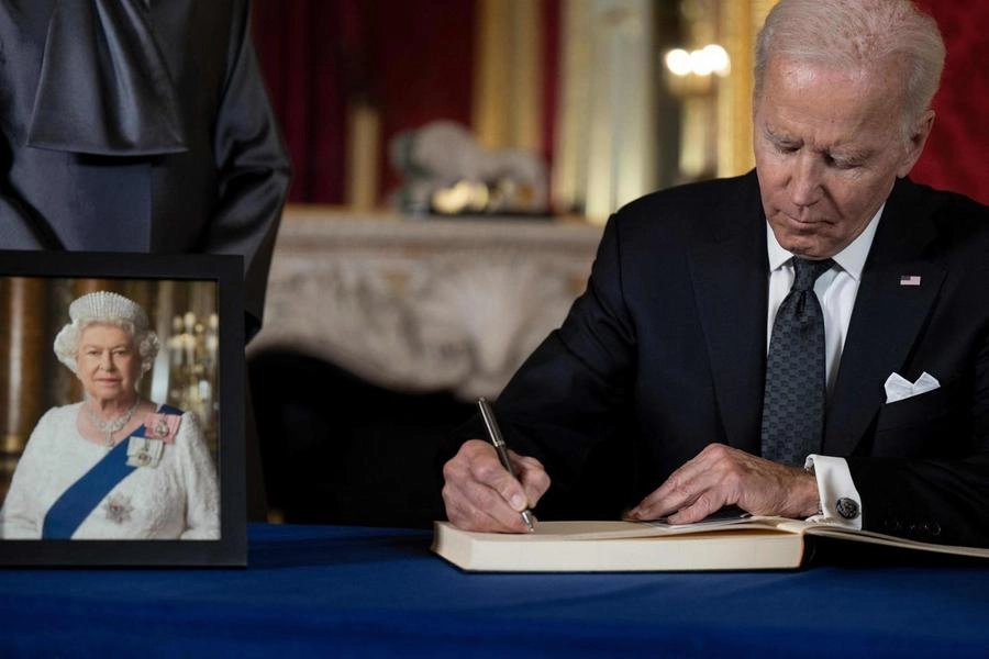 Il presidente americano Joe Biden firma il libro di cordoglio per Elisabetta II (Ansa)