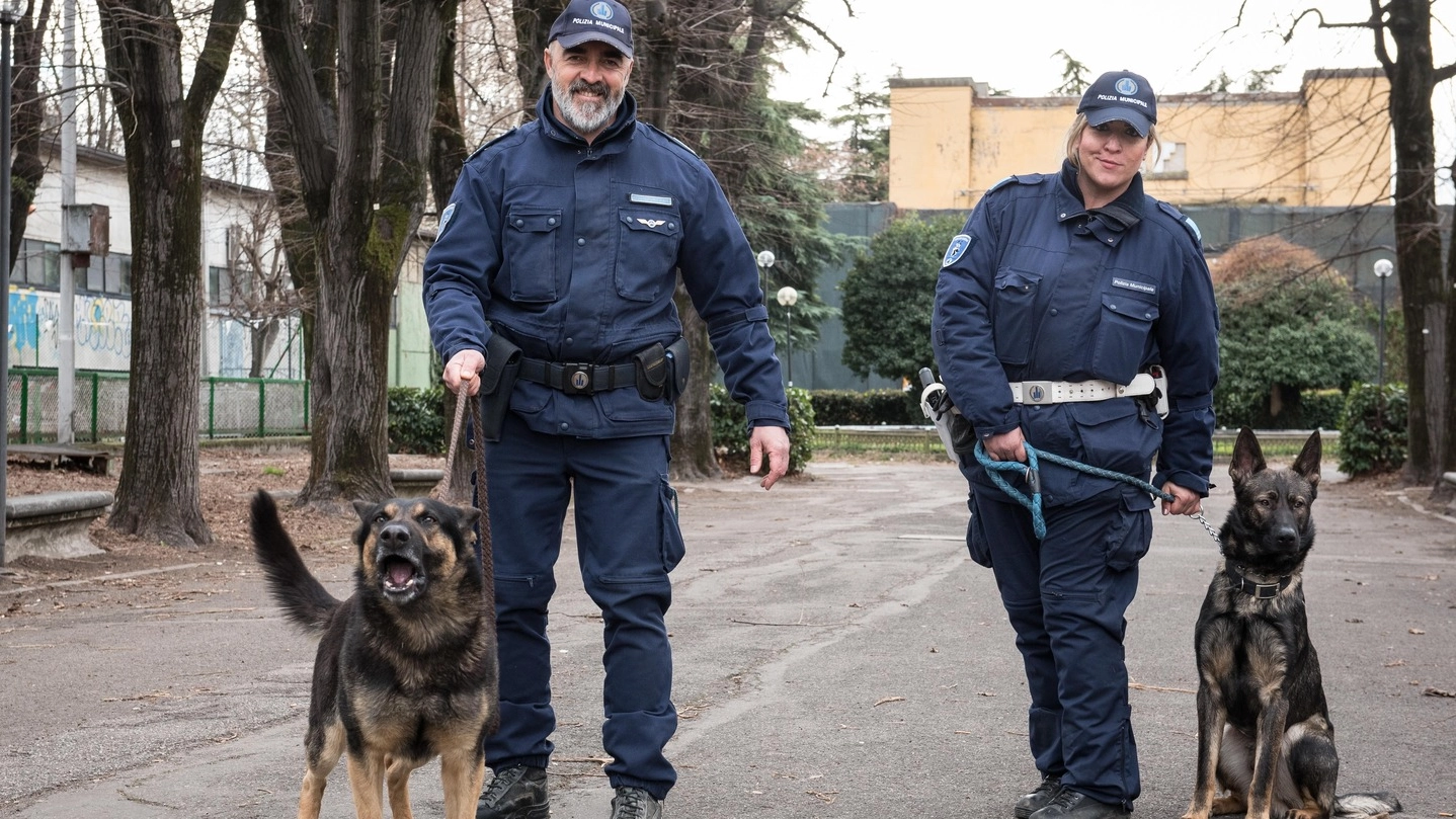Due cani e due agenti dell’unità cinofili della Municipale durante un controllo al Dopolavoro ferroviario