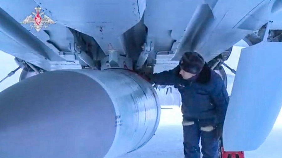 Un soldato russo controlla un missile ipersonico (Ansa)