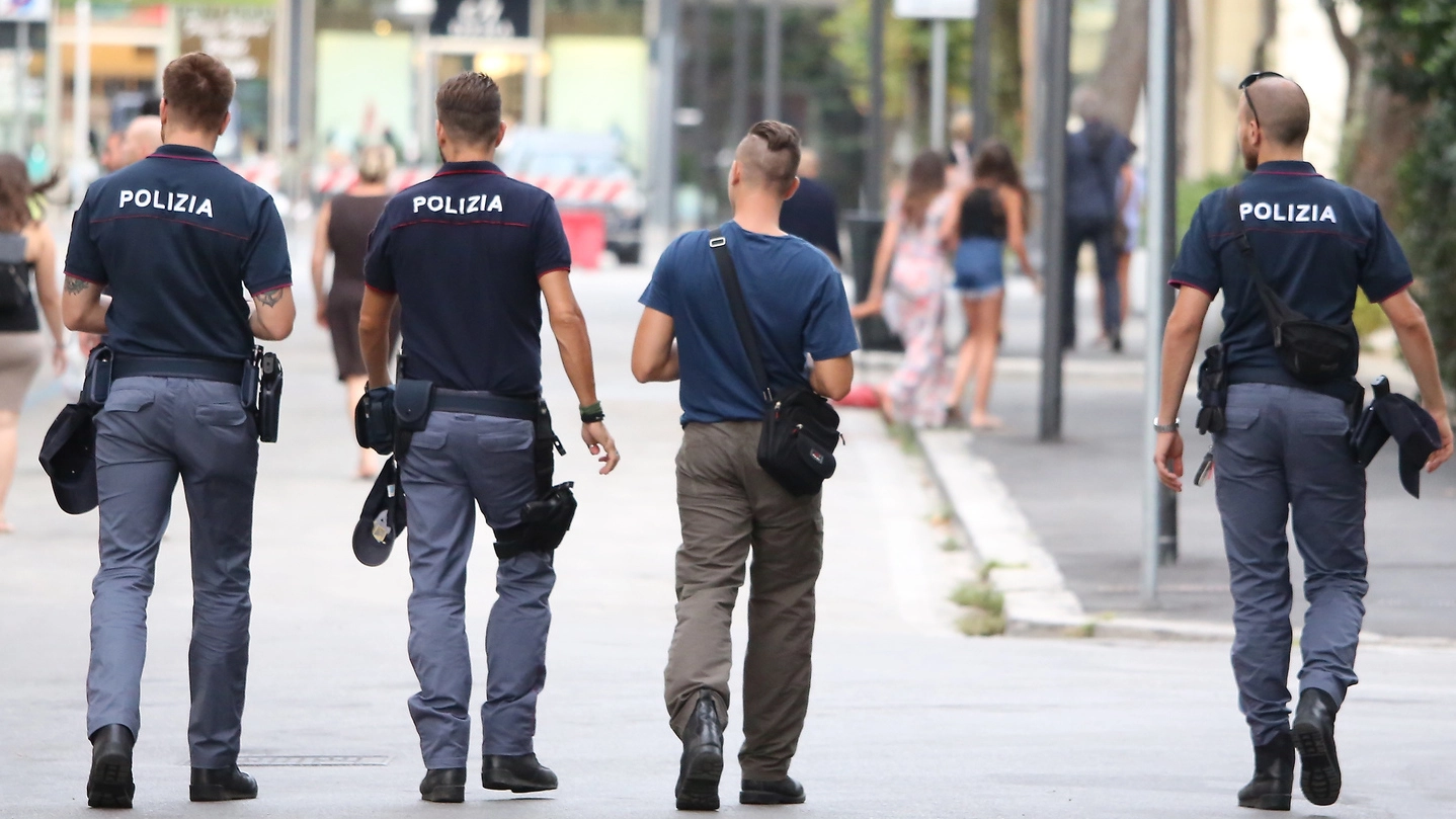 Rimini, controlli della Polizia a Marina Centro (Foto Petrangeli)