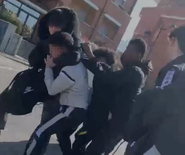 Bologna, la baby gang alza il tiro: rapina dopo le botte