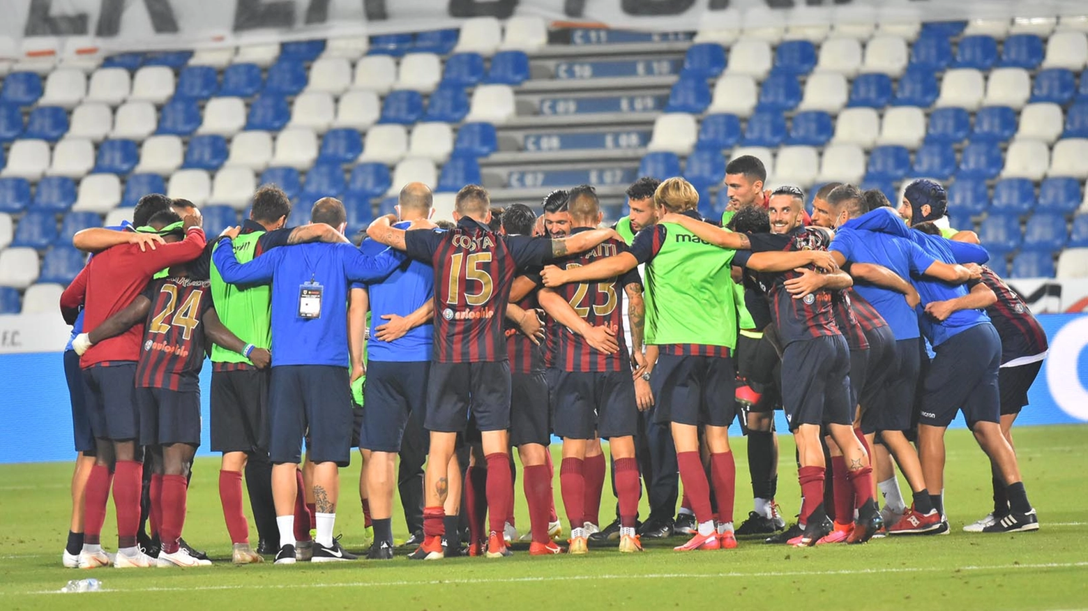 I giocatori della Reggiana abbracciati a fine gara (foto Artioli)