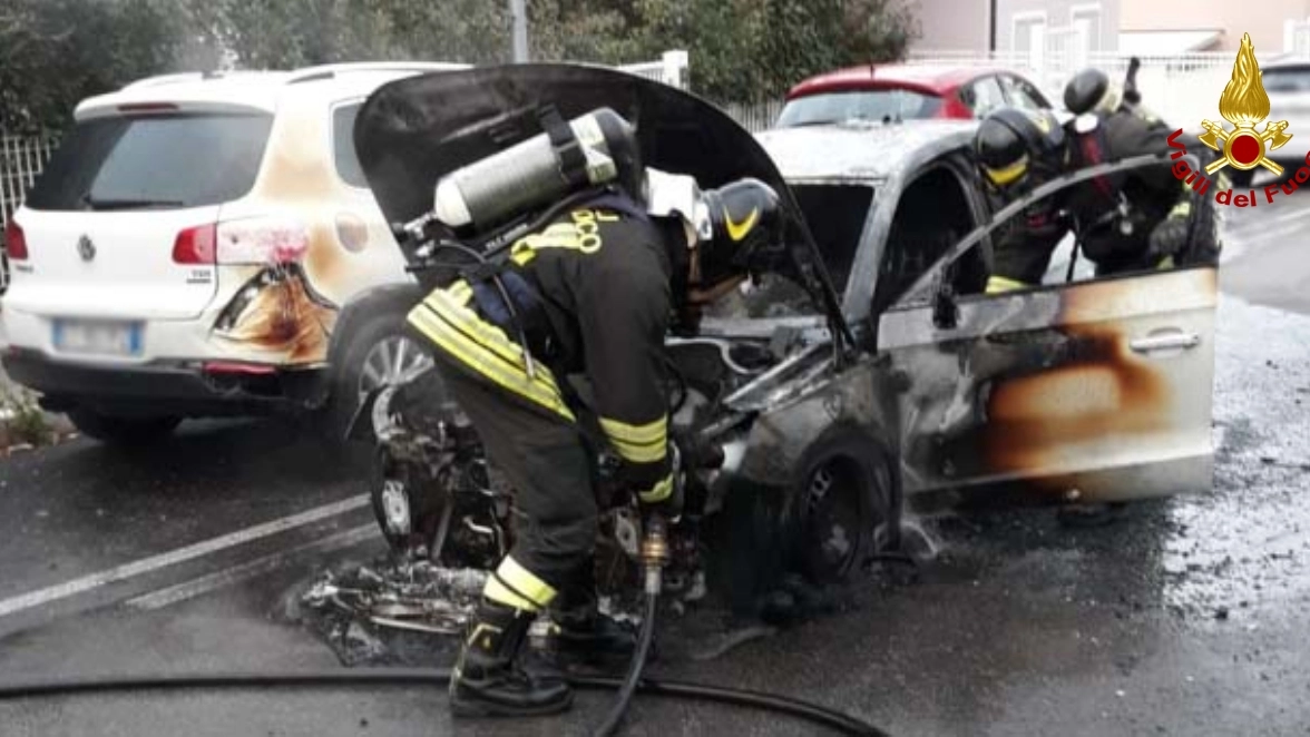Castelfidardo, auto a metano prende fuoco: l'intervento dei vigili del fuoco
