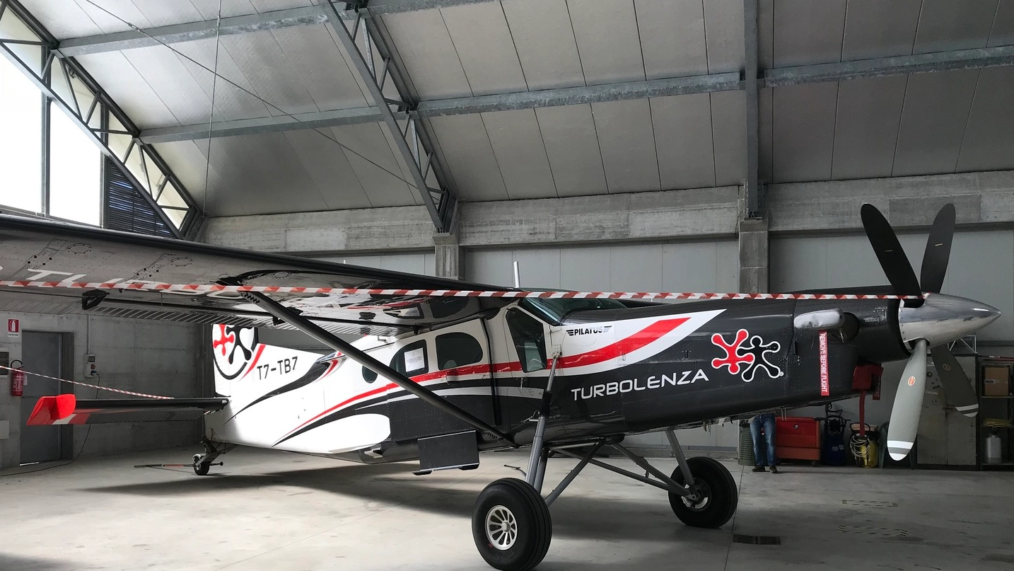 Il bimotore Pilatus Pc6 s/n 969 sequestrato dalla Finanza per evasione di Iva. Era usato da associazione di paracadutismo