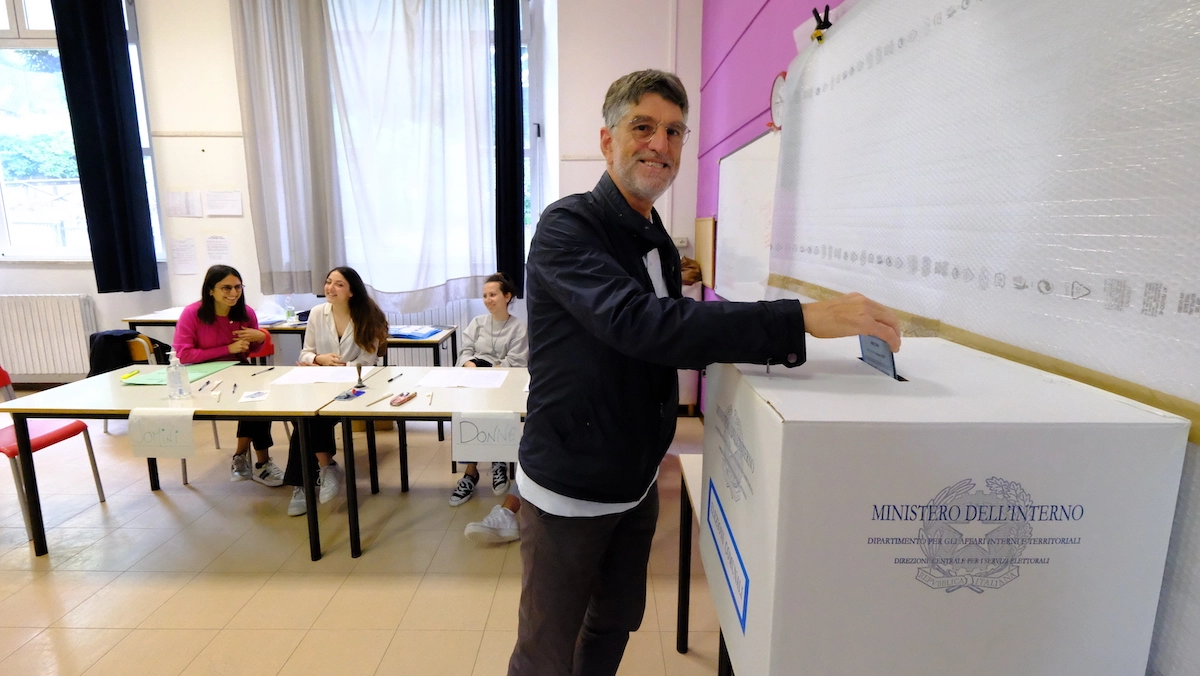 In regione al voto il 57% degli aventi diritto, ad Ancona il 55%. Urne aperte dalle 7 alle 15 di lunedì 15 maggio. Sono 15 i Comuni in cui i cittadini vanno a votare per scegliere il nuovo sindaco
