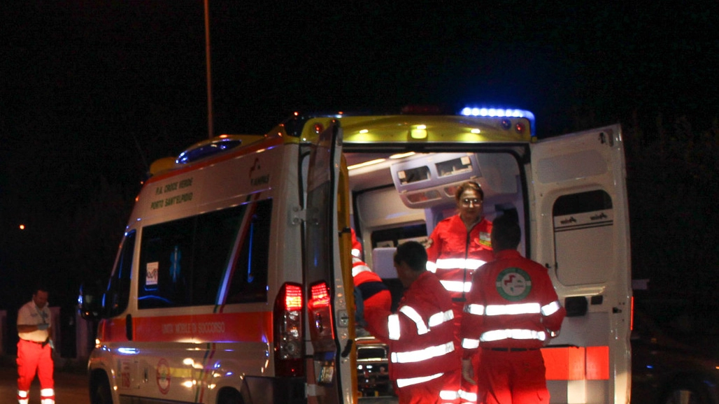 I soccorsi dell'ambulanza (Foto Zeppilli)