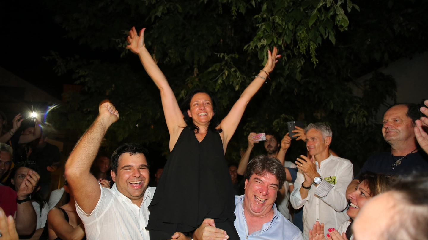 Renata Tosi, esulta dopo la rielezione a sindaco di Riccione (Foto Petrangeli)