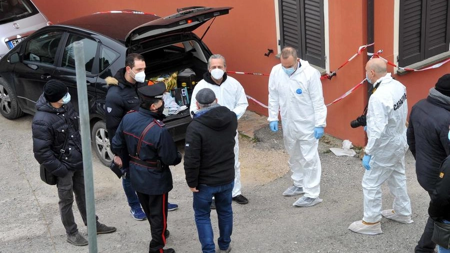 I carabinieri e il pm Stefano Longhi sul luogo del delitto (Foto Businesspress)
