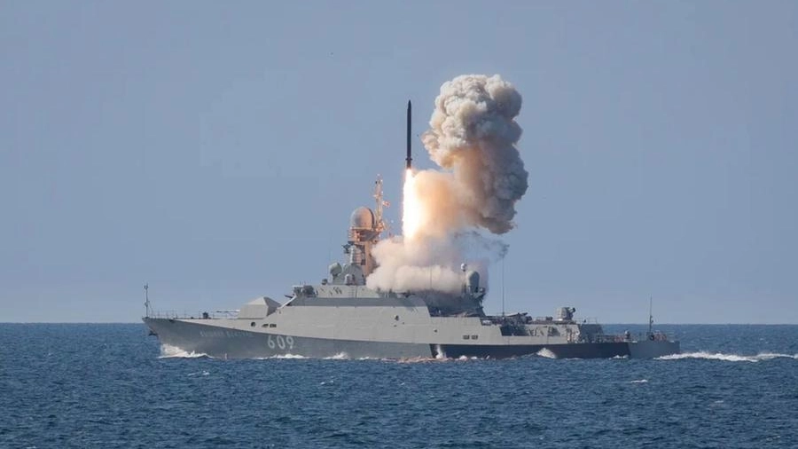 Il lancio di un missile  Kalibr da parte di una nave russa (Foto archivio),