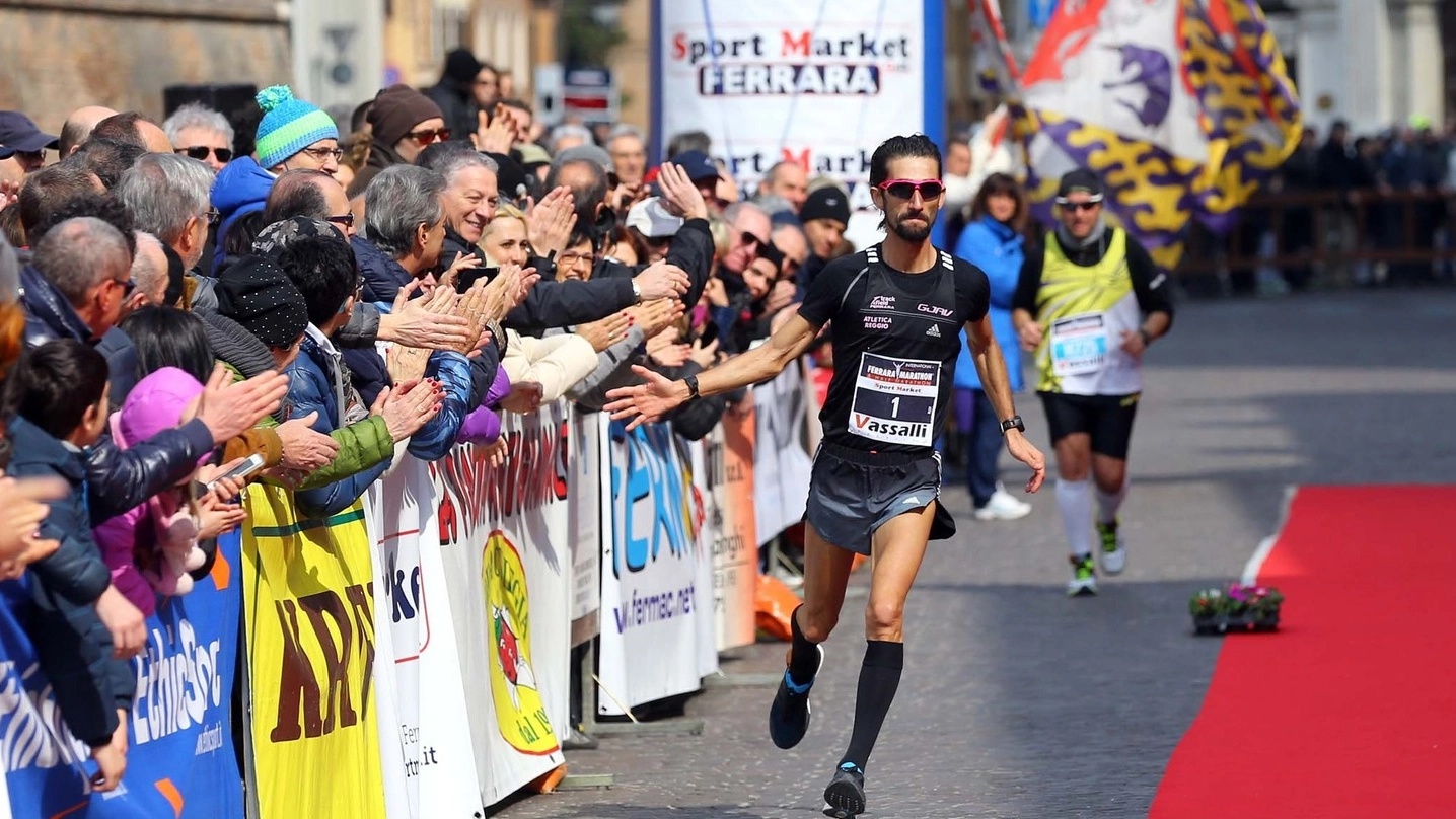 Rudy Magagnoli al traguardo della quinta «Ferrara Marathon» saluta la famiglia assiepata alle transenne