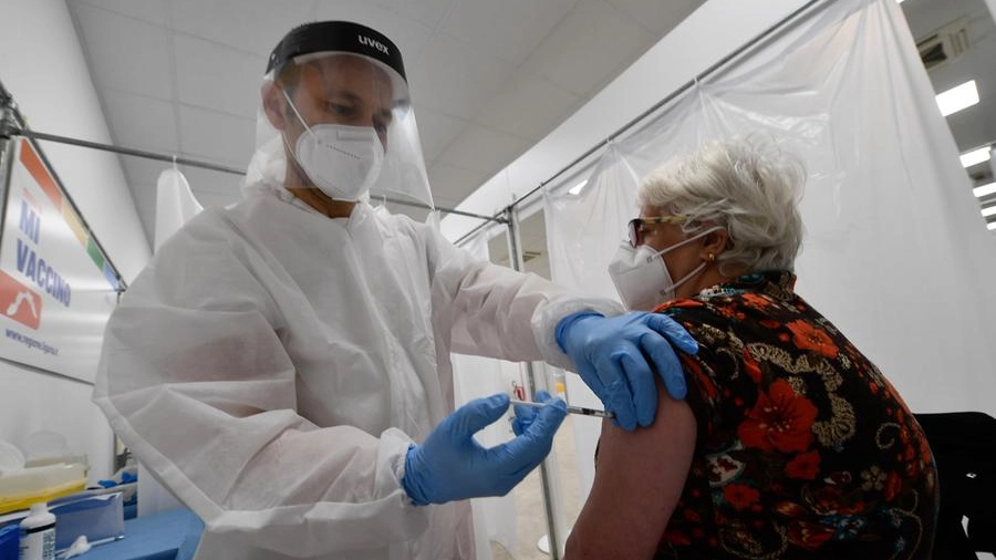 Vaccini Covid in Lombardia: partite le prenotazioni per gli over 65