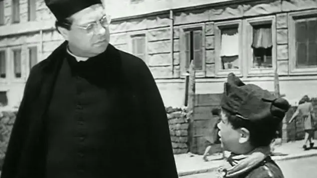 Roma città aperta di Roberto Rossellini, Don Pietro (Aldo Fabrizi) e il piccolo Marcello (Vito Annicchiarico)
