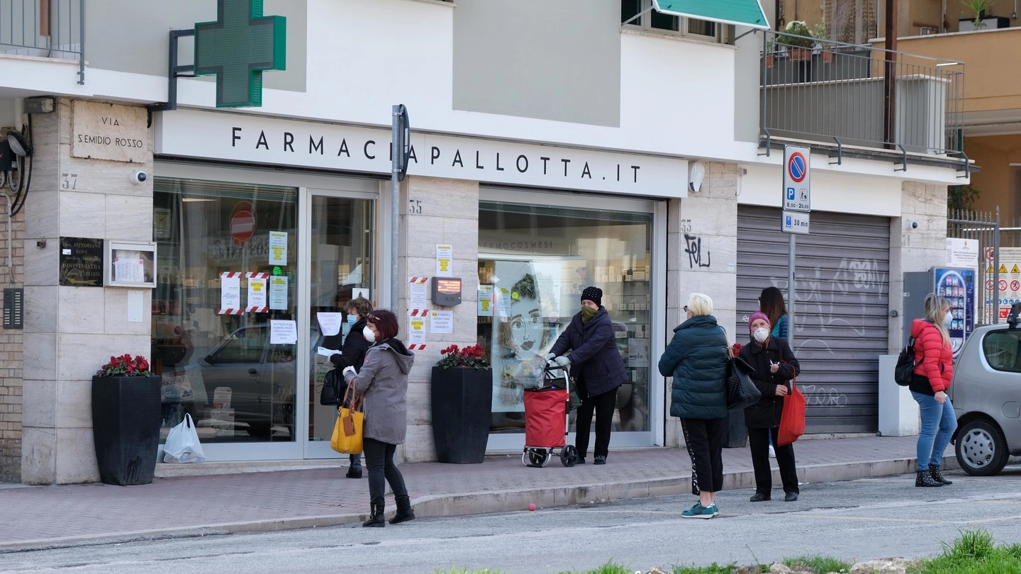 La fila fuori da una farmacia nella giornata di ieri (Foto LaBolognese)