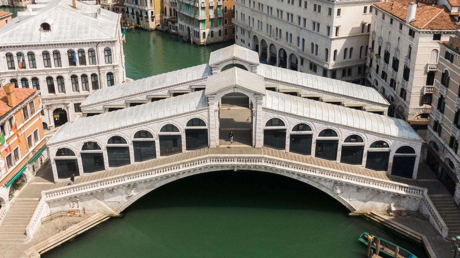 Turista a Venezia stroncata da un malore sul ponte di Rialto