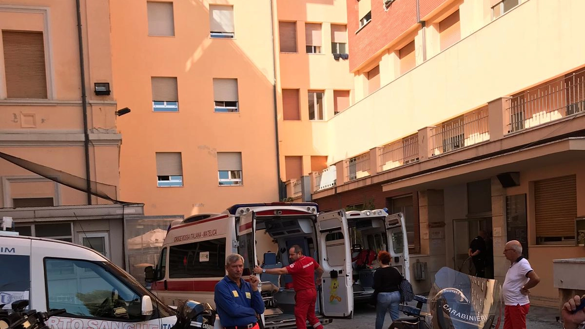 L'arrivo dell'ambulanza scortata dai carabinieri al Salesi