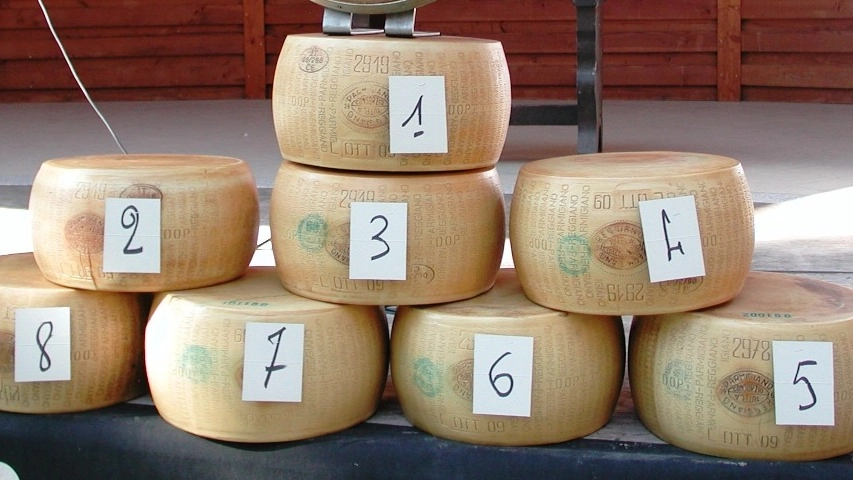 Forme di parmigiano (foto archivio)