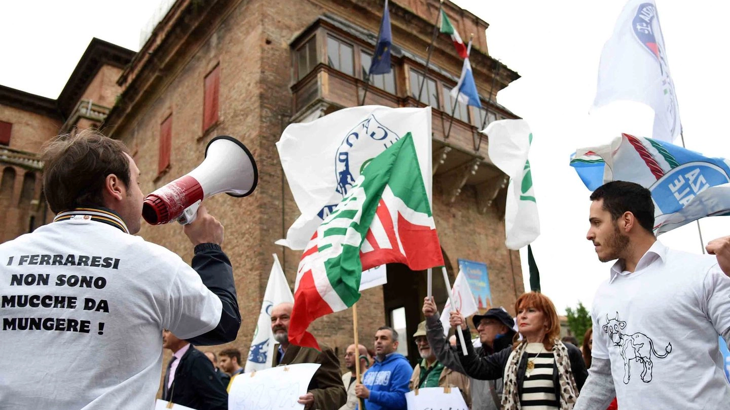 La manifestazione dell’opposizione contro le tasse locali (foto Businesspress)