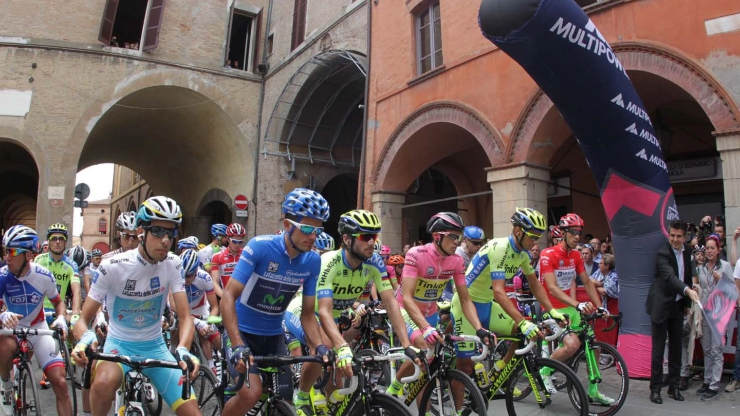 Giro d'Italia, la partenza da Imola