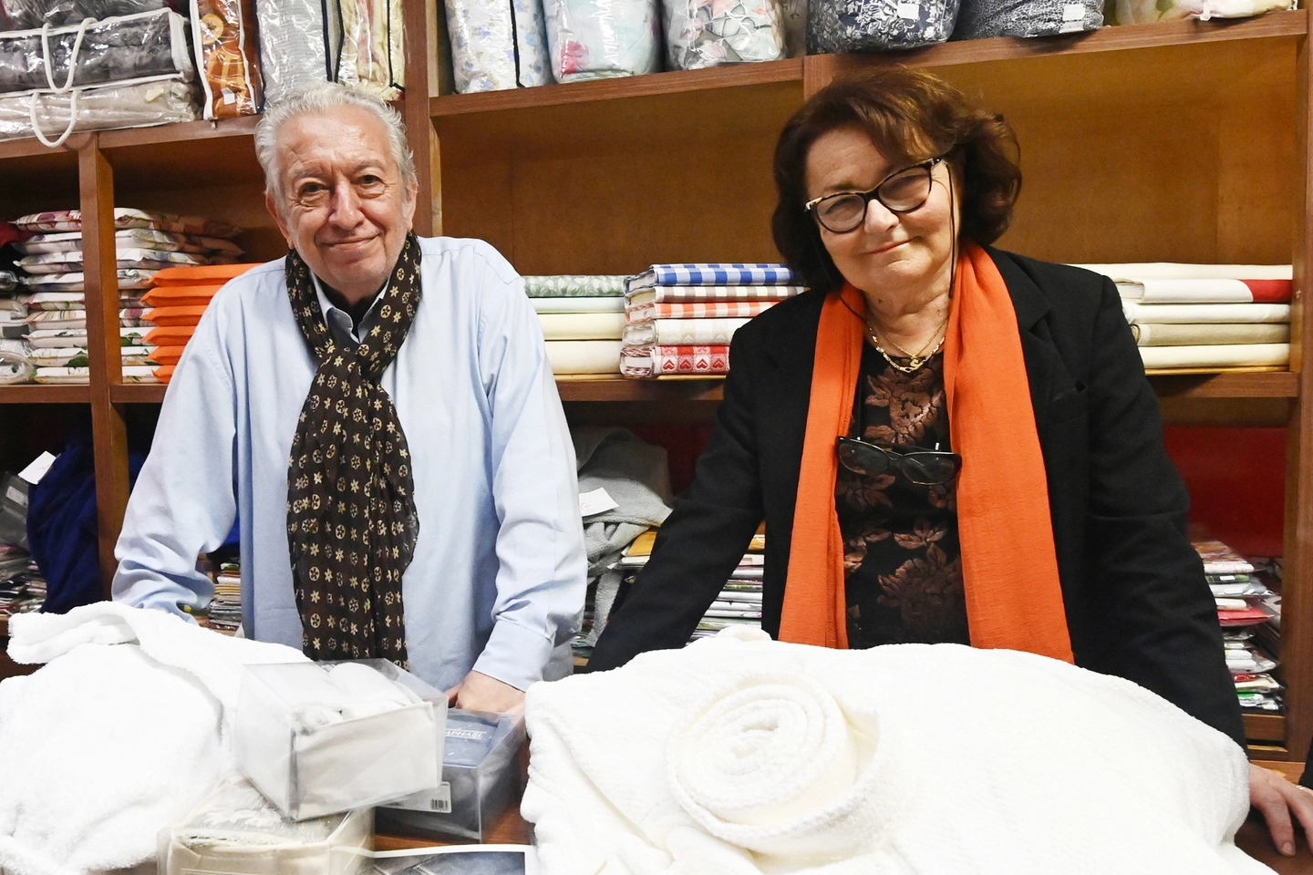 Giuseppe Zinelli, il figlio di Luigi, e Sandra Albanelli, che gestiscono il negozio Zinelli