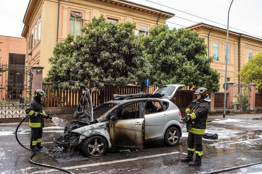Incendio sui viali a Bologna (foto Schicchi)