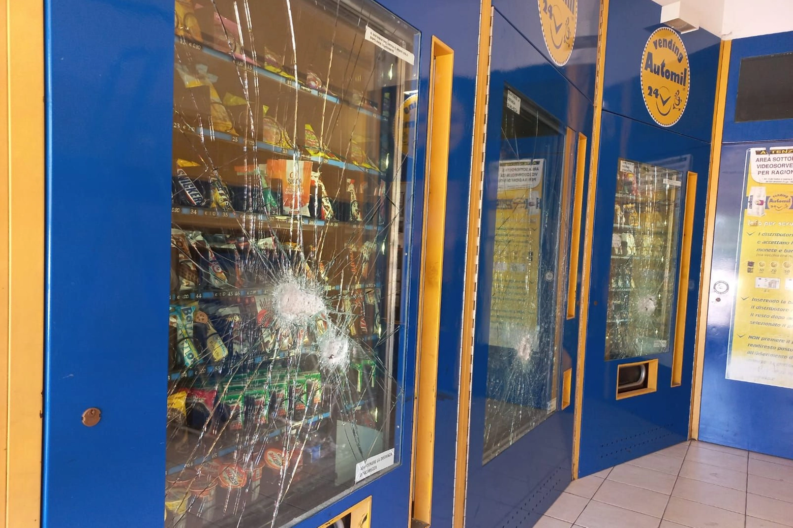 Il distributore di snack e bevande vandalizzato questa mattina dall'africano
