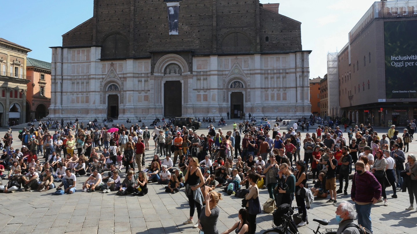 Le persone in piazza Maggiore assistono all’evento (foto Schicchi)